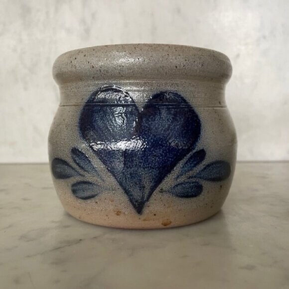 ROWE POTTERY WORKS Vintage Salt Glazed Blue Heart Pattern 1991 Crock 2 Cup - Picture 8 of 16